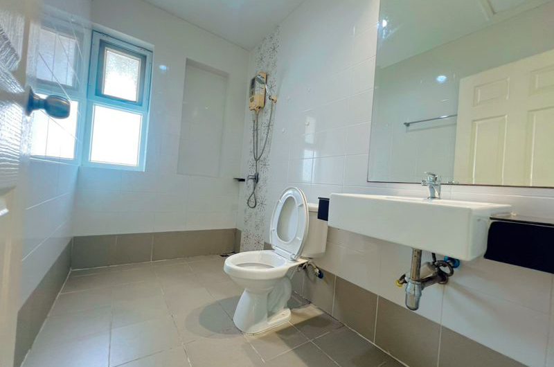 For sale or rent: Large, pre-owned detached house in Country Home Lake and Park housing project, Sriracha, Chonburi.