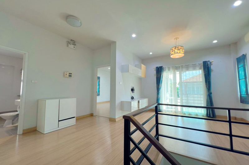 For sale or rent: Large, pre-owned detached house in Country Home Lake and Park housing project, Sriracha, Chonburi.