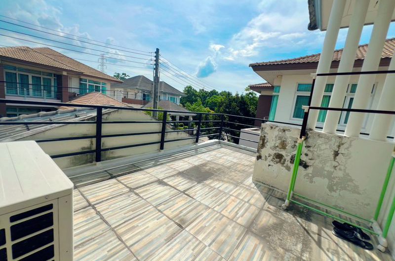 For sale or rent: Large, pre-owned detached house in Country Home Lake and Park housing project, Sriracha, Chonburi.