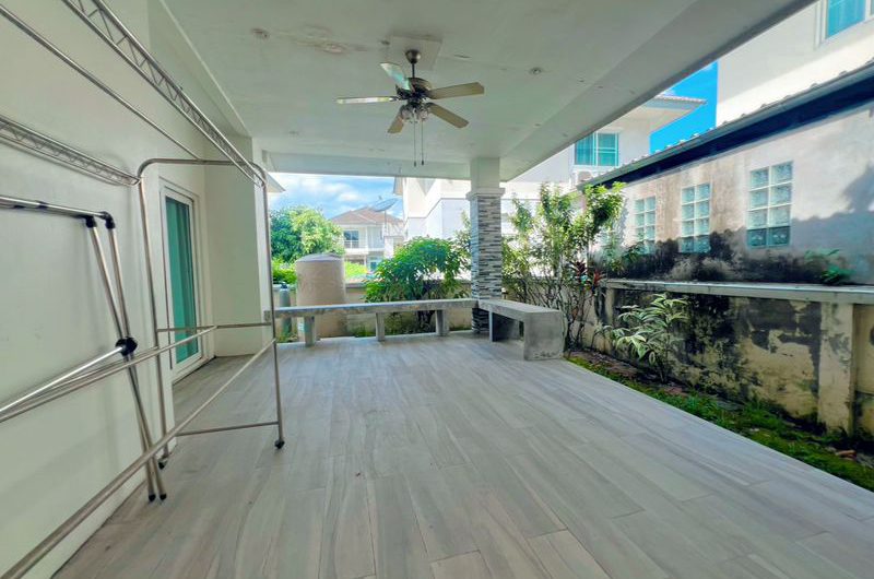 For sale or rent: Large, pre-owned detached house in Country Home Lake and Park housing project, Sriracha, Chonburi.