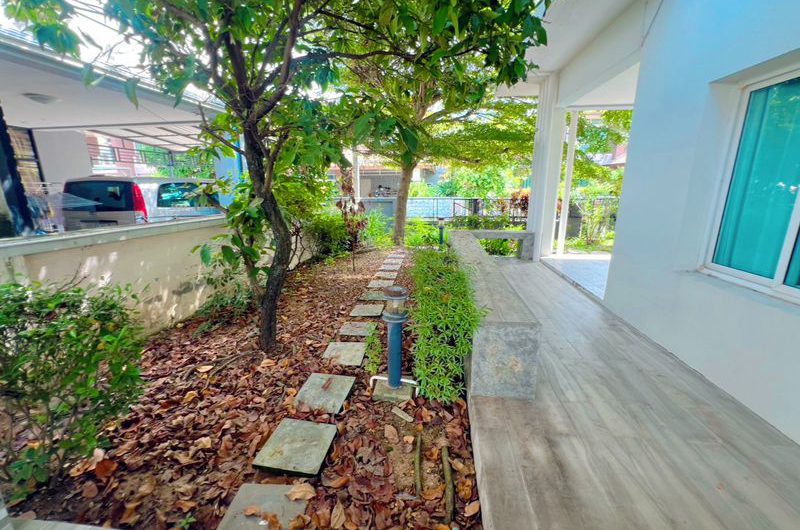 For sale or rent: Large, pre-owned detached house in Country Home Lake and Park housing project, Sriracha, Chonburi.