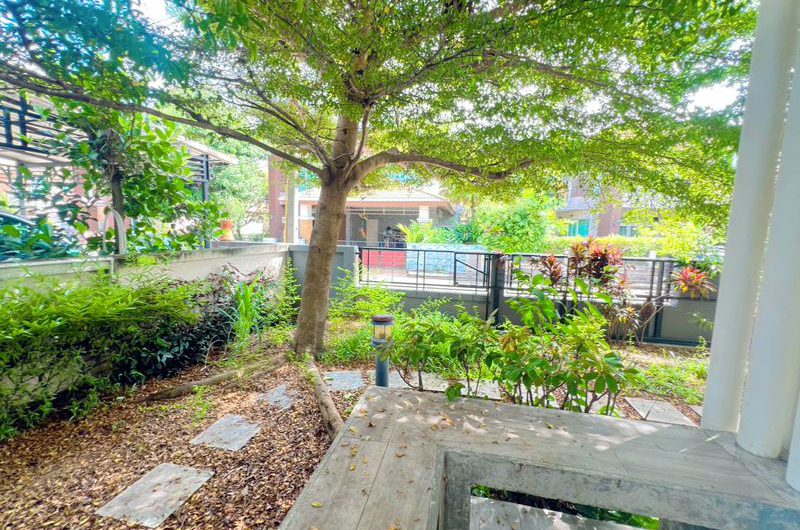 For sale or rent: Large, pre-owned detached house in Country Home Lake and Park housing project, Sriracha, Chonburi.