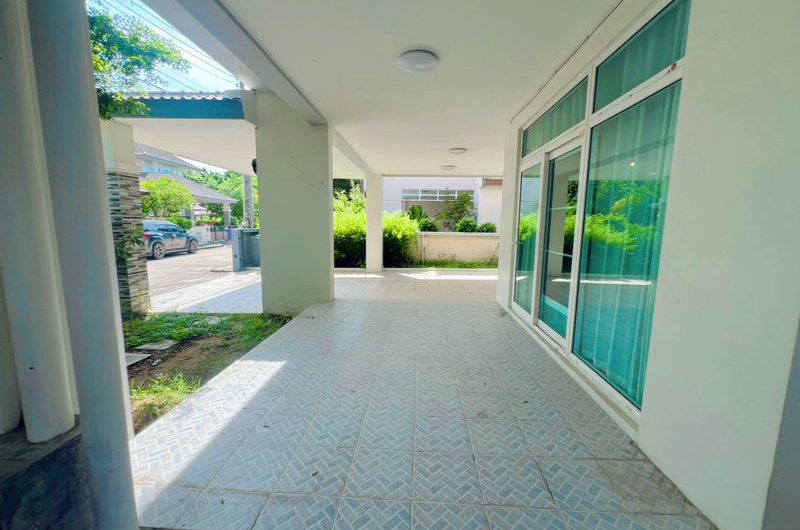 For sale or rent: Large, pre-owned detached house in Country Home Lake and Park housing project, Sriracha, Chonburi.