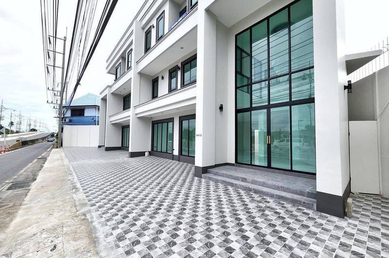 Commercial building for sale in Bang Saen, on Khao Lam Road, near Nong Mon bypass, Chonburi.