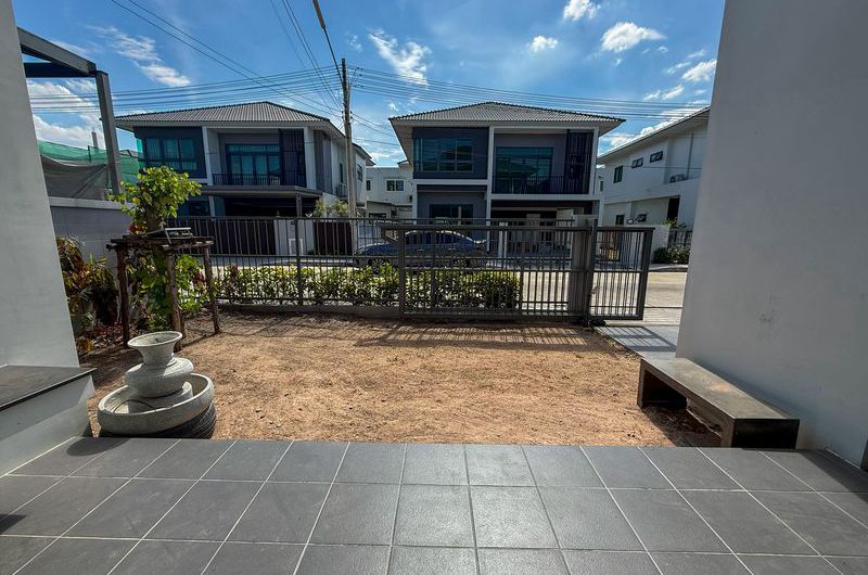 Resale detached house in Sriracha, near community amenities, Supalai Pride Nong Kham project.