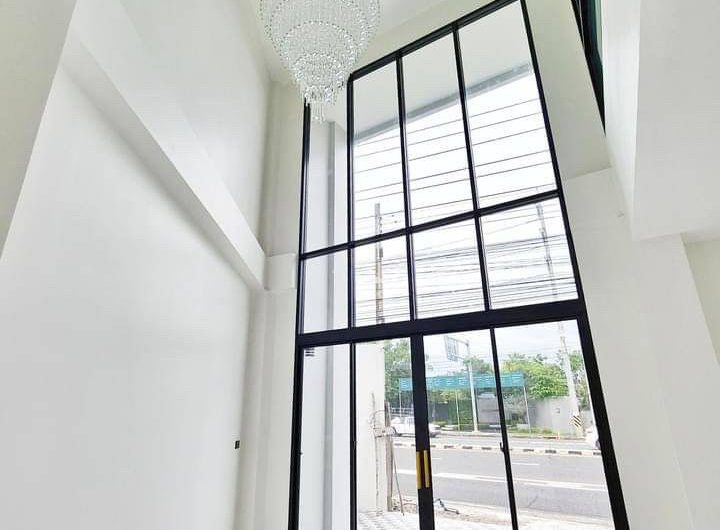 Commercial building for sale in Bang Saen, on Khao Lam Road, near Nong Mon bypass, Chonburi.