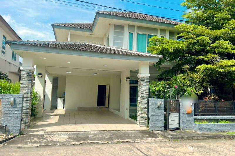 For sale or rent: Large, pre-owned detached house in Country Home Lake and Park housing project, Sriracha, Chonburi.