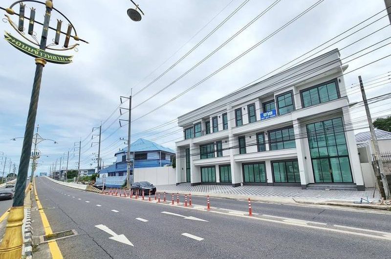 Commercial building for sale in Bang Saen, on Khao Lam Road, near Nong Mon bypass, Chonburi.