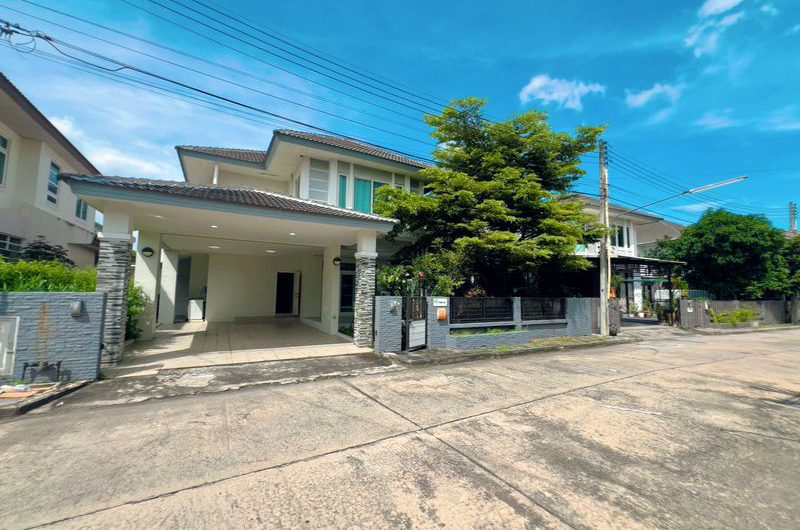For sale or rent: Large, pre-owned detached house in Country Home Lake and Park housing project, Sriracha, Chonburi.