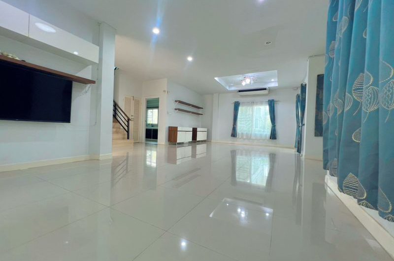 For sale or rent: Large, pre-owned detached house in Country Home Lake and Park housing project, Sriracha, Chonburi.
