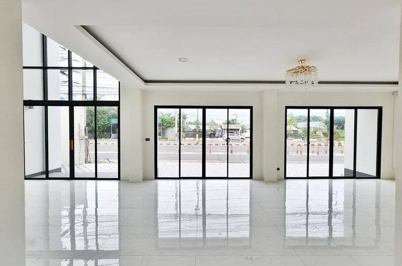 Commercial building for sale in Bang Saen, on Khao Lam Road, near Nong Mon bypass, Chonburi.