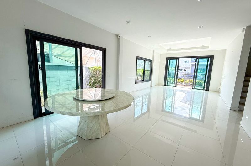 Resale detached house in Sriracha, near community amenities, Supalai Pride Nong Kham project.