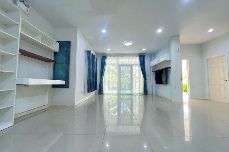 For sale or rent: Large, pre-owned detached house in Country Home Lake and Park housing project, Sriracha, Chonburi.