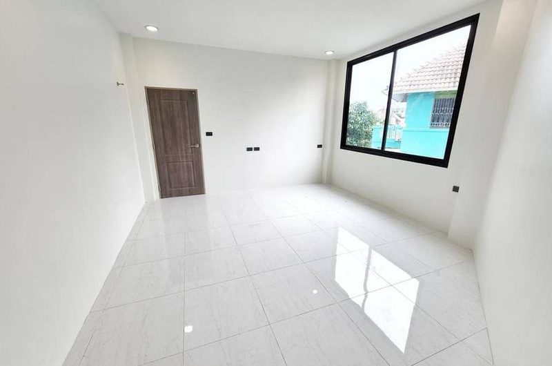 Commercial building for sale in Bang Saen, on Khao Lam Road, near Nong Mon bypass, Chonburi.