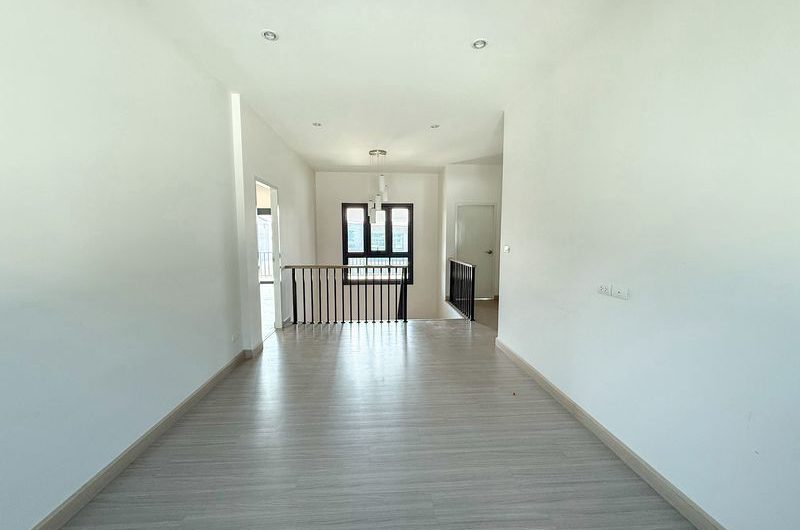 Resale detached house in Sriracha, near community amenities, Supalai Pride Nong Kham project.