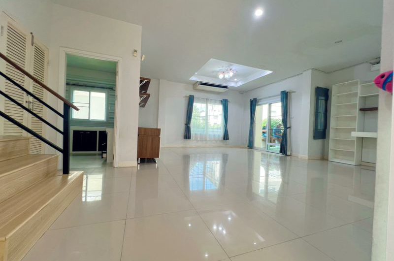 For sale or rent: Large, pre-owned detached house in Country Home Lake and Park housing project, Sriracha, Chonburi.