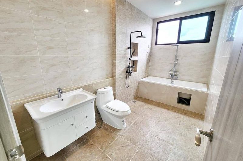 Commercial building for sale in Bang Saen, on Khao Lam Road, near Nong Mon bypass, Chonburi.