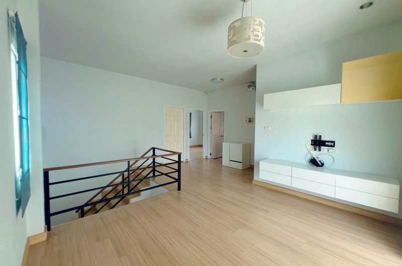 For sale or rent: Large, pre-owned detached house in Country Home Lake and Park housing project, Sriracha, Chonburi.