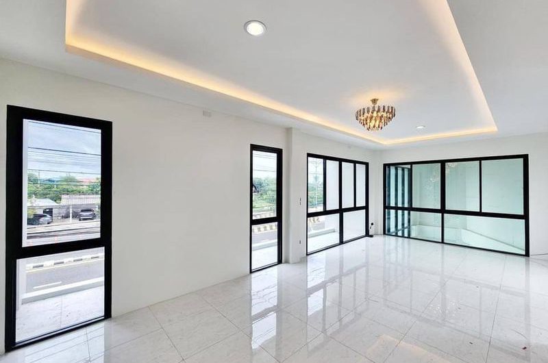 Commercial building for sale in Bang Saen, on Khao Lam Road, near Nong Mon bypass, Chonburi.