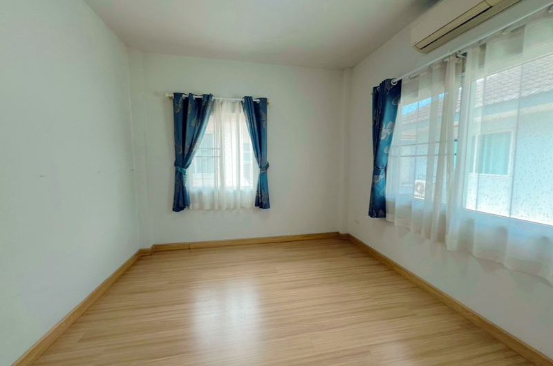 For sale or rent: Large, pre-owned detached house in Country Home Lake and Park housing project, Sriracha, Chonburi.