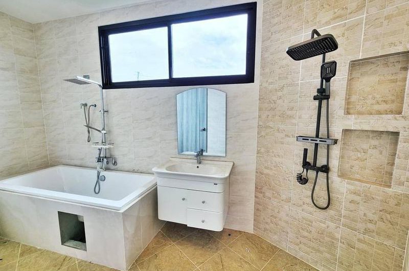 Commercial building for sale in Bang Saen, on Khao Lam Road, near Nong Mon bypass, Chonburi.