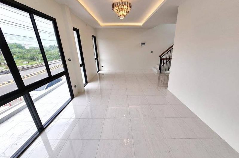 Commercial building for sale in Bang Saen, on Khao Lam Road, near Nong Mon bypass, Chonburi.