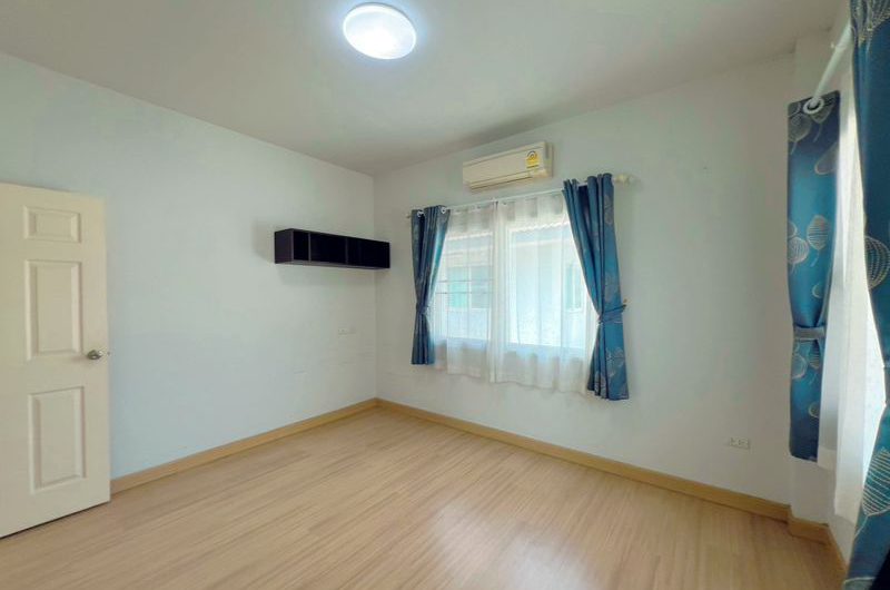 For sale or rent: Large, pre-owned detached house in Country Home Lake and Park housing project, Sriracha, Chonburi.