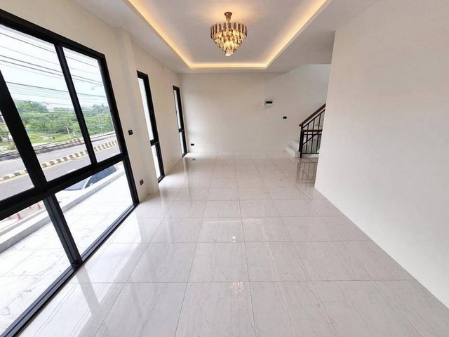 Commercial building for sale in Bang Saen, on Khao Lam Road, near Nong Mon bypass, Chonburi.