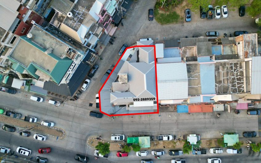 Building for sale in Sriracha, Chonburi. Excellent location in the heart of the city, including a beer bar business.