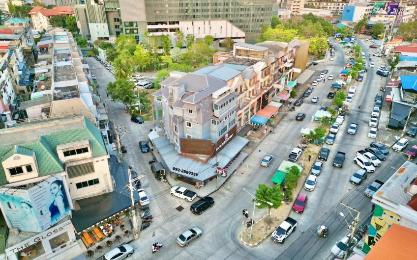 Building for sale in Sriracha, Chonburi. Excellent location in the heart of the city, including a beer bar business.