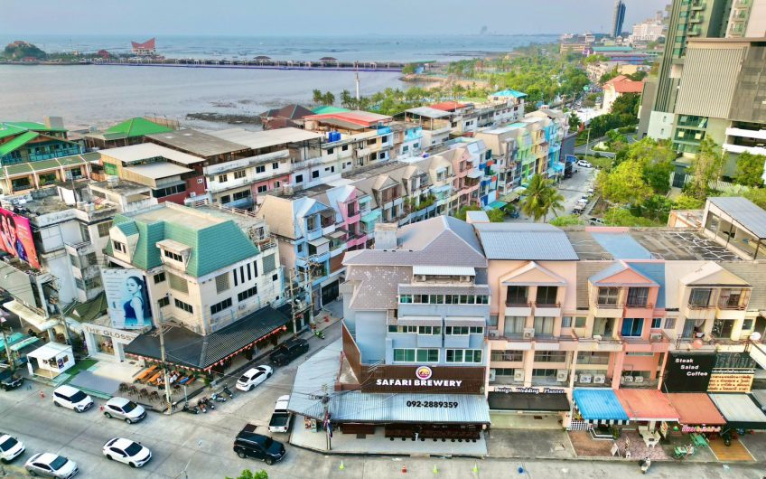Building for sale in Sriracha, Chonburi. Excellent location in the heart of the city, including a beer bar business.