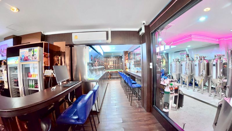 Building for sale in Sriracha, Chonburi. Excellent location in the heart of the city, including a beer bar business.