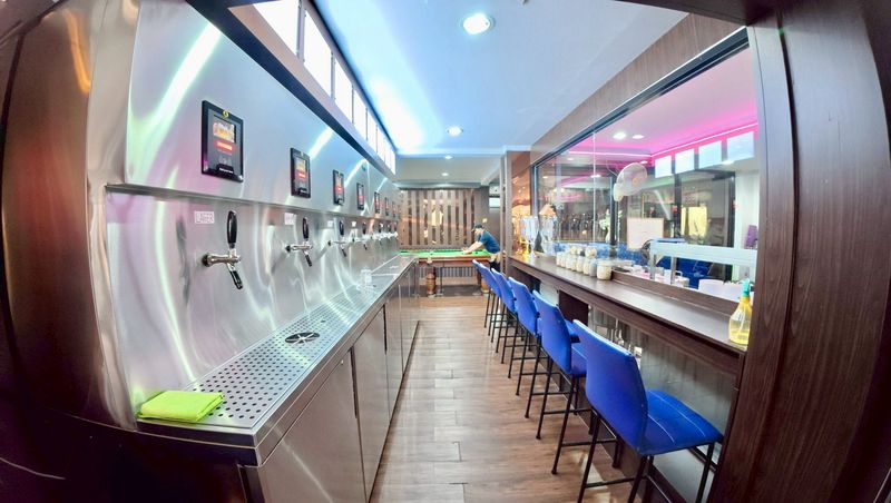 Building for sale in Sriracha, Chonburi. Excellent location in the heart of the city, including a beer bar business.