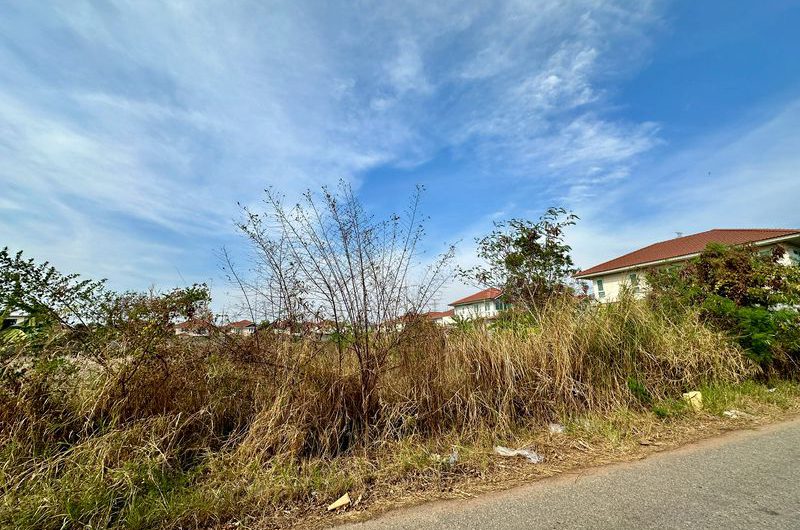 Beautiful plot of land in Nong Mon, prime location, within a community area, near Grand Home Place village.