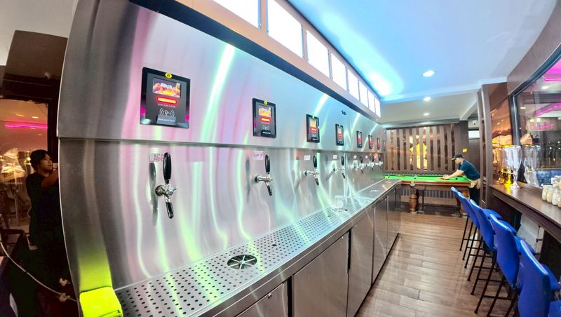 Building for sale in Sriracha, Chonburi. Excellent location in the heart of the city, including a beer bar business.