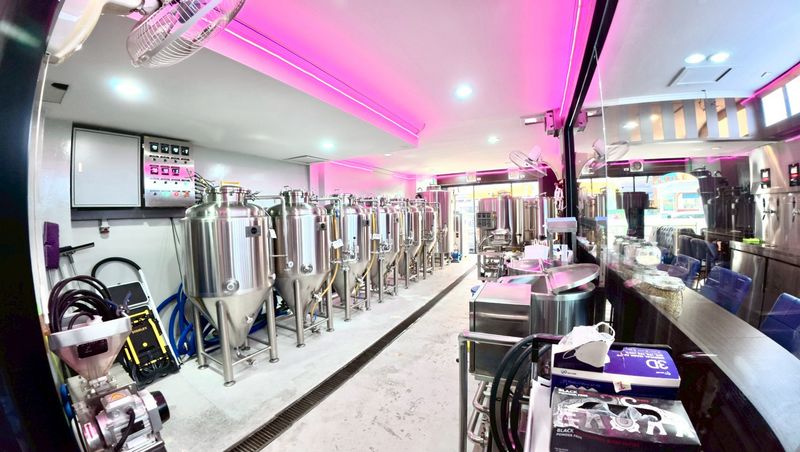 Building for sale in Sriracha, Chonburi. Excellent location in the heart of the city, including a beer bar business.