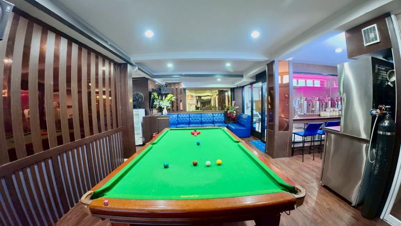 Building for sale in Sriracha, Chonburi. Excellent location in the heart of the city, including a beer bar business.