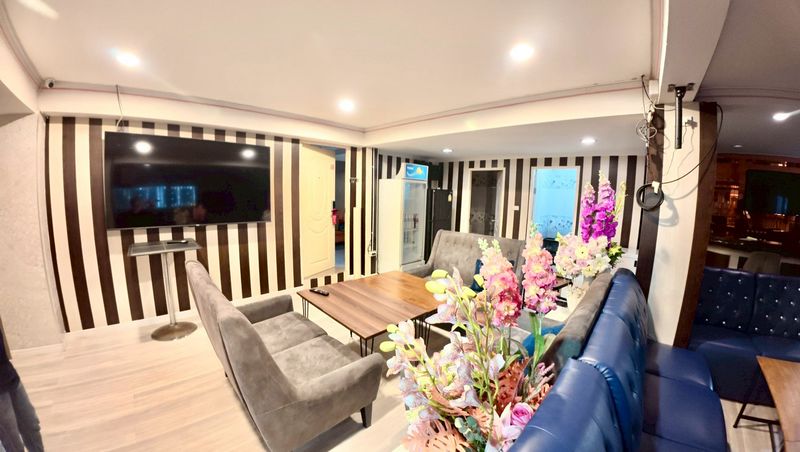 Building for sale in Sriracha, Chonburi. Excellent location in the heart of the city, including a beer bar business.