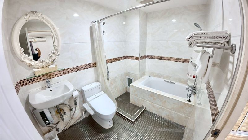 Building for sale in Sriracha, Chonburi. Excellent location in the heart of the city, including a beer bar business.