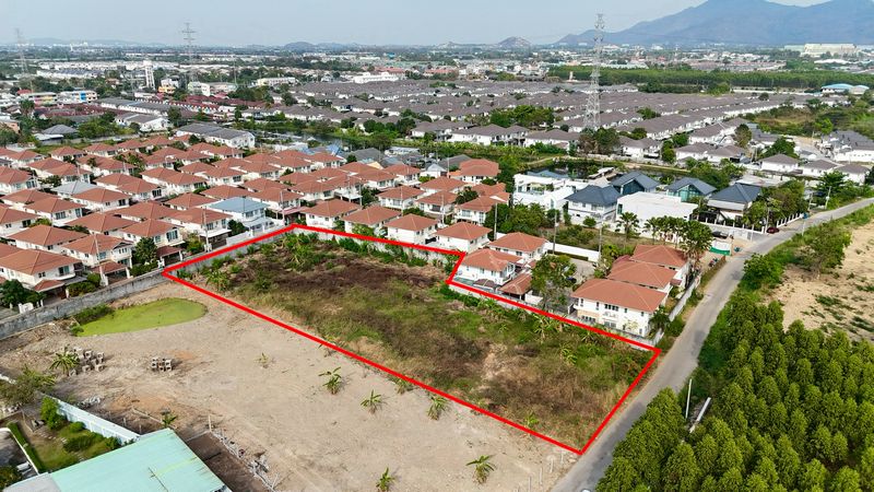 Beautiful plot of land in Nong Mon, prime location, within a community area, near Grand Home Place village.