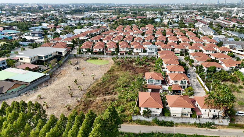 Beautiful plot of land in Nong Mon, prime location, within a community area, near Grand Home Place village.