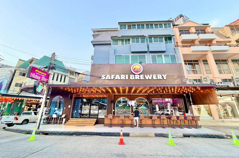 Building for sale in Sriracha, Chonburi. Excellent location in the heart of the city, including a beer bar business.