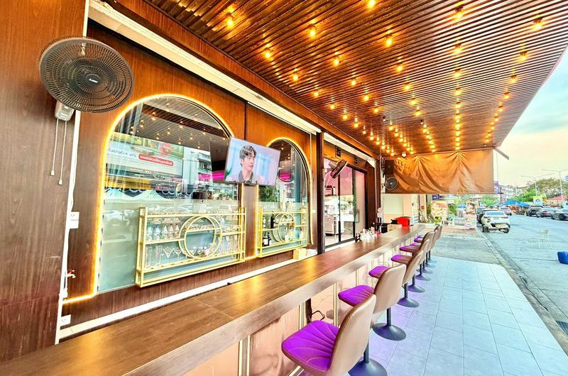 Building for sale in Sriracha, Chonburi. Excellent location in the heart of the city, including a beer bar business.