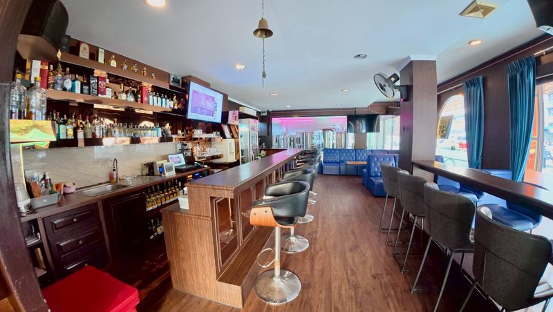 Building for sale in Sriracha, Chonburi. Excellent location in the heart of the city, including a beer bar business.