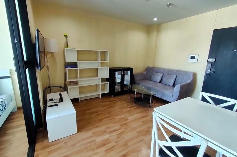 Ladda Condo for rent, great view, central location in Sriracha, beautiful room, fully furnished, affordable price.