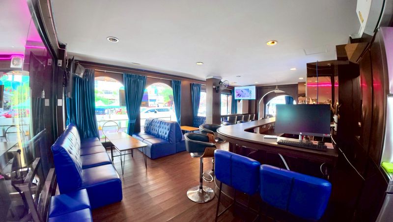 Building for sale in Sriracha, Chonburi. Excellent location in the heart of the city, including a beer bar business.