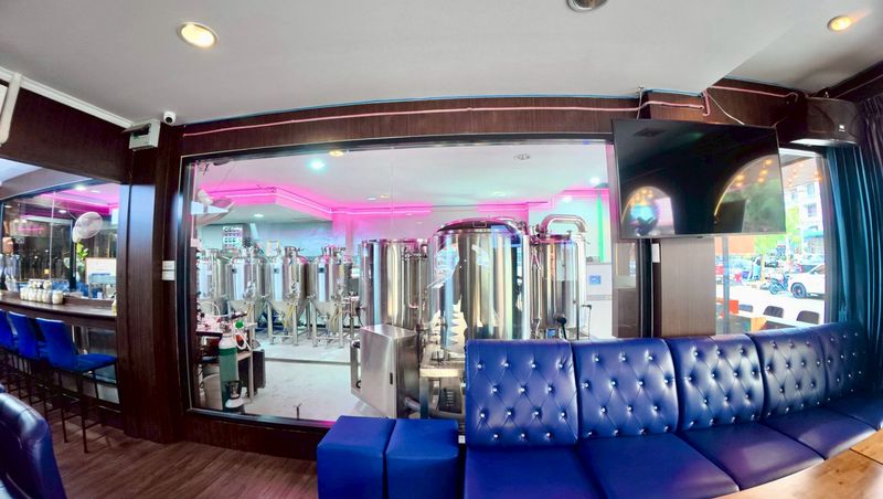 Building for sale in Sriracha, Chonburi. Excellent location in the heart of the city, including a beer bar business.