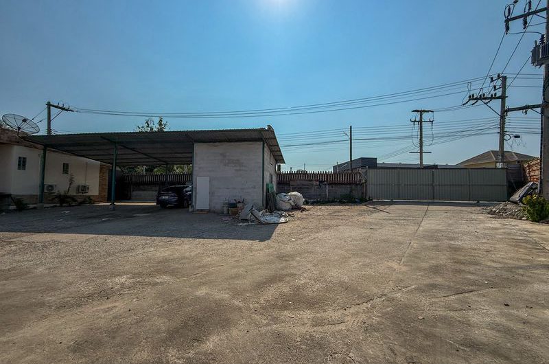 Warehouse for sale or rent in Sriracha, Chak Kho, Nong Kham. Wide road, easy access for trucks.