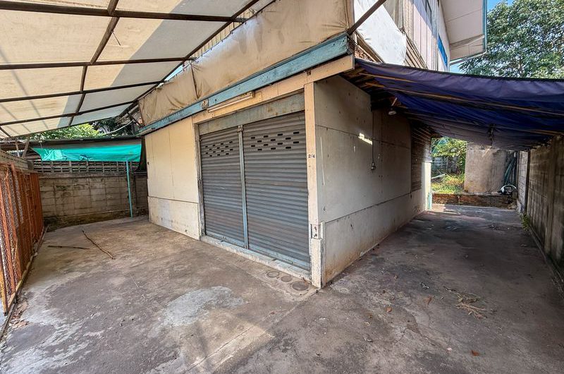 Land for sale in Sriracha, with existing buildings. Beautiful plot, located on Sukhumvit Road.