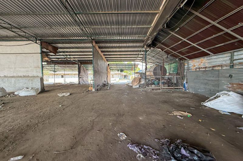 Warehouse for sale or rent in Sriracha, Chak Kho, Nong Kham. Wide road, easy access for trucks.